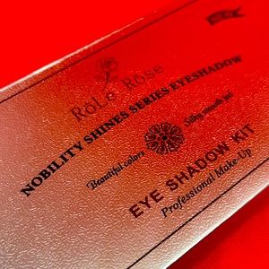 New Rôle Rôse eye shadow kit